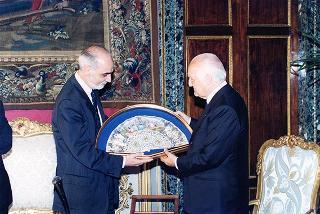 Enzo Iacopino, presidente dell'Associazione della stampa parlamentare, con una delegazione del sodalizio