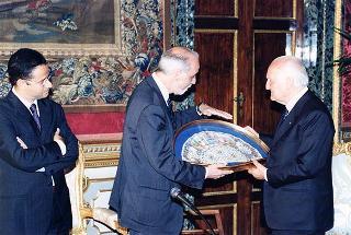 Enzo Iacopino, presidente dell'Associazione della stampa parlamentare, con una delegazione del sodalizio
