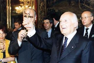 Enzo Iacopino, presidente dell'Associazione della stampa parlamentare, con una delegazione del sodalizio