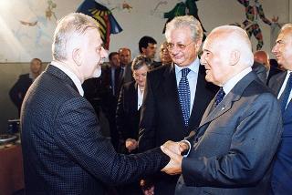 Roma, Scuola elementare "Principe di Piemonte": intervento del Presidente della Repubblica all'inaugurazione dell'anno scolastico 1998-1999 e trasmissione in diretta televisiva del messaggio agli studenti