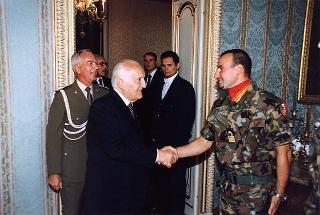 Delegazione di ufficiali, sottufficiali e marinai del Battaglione anfibio "San Marco" di Brindisi, in servizio di guardia d'onore al Palazzo del Quirinale