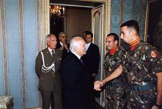 Delegazione di ufficiali, sottufficiali e marinai del Battaglione anfibio "San Marco" di Brindisi, in servizio di guardia d'onore al Palazzo del Quirinale