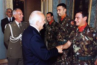 Delegazione di ufficiali, sottufficiali e marinai del Battaglione anfibio "San Marco" di Brindisi, in servizio di guardia d'onore al Palazzo del Quirinale