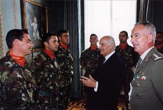 Delegazione di ufficiali, sottufficiali e marinai del Battaglione anfibio "San Marco" di Brindisi, in servizio di guardia d'onore al Palazzo del Quirinale