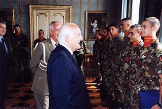 Delegazione di ufficiali, sottufficiali e marinai del Battaglione anfibio "San Marco" di Brindisi, in servizio di guardia d'onore al Palazzo del Quirinale
