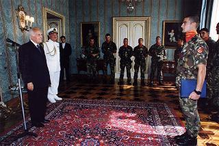 Delegazione di ufficiali, sottufficiali e marinai del Battaglione anfibio "San Marco" di Brindisi, in servizio di guardia d'onore al Palazzo del Quirinale
