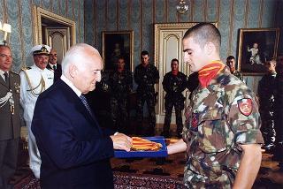Delegazione di ufficiali, sottufficiali e marinai del Battaglione anfibio "San Marco" di Brindisi, in servizio di guardia d'onore al Palazzo del Quirinale