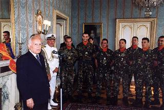 Delegazione di ufficiali, sottufficiali e marinai del Battaglione anfibio "San Marco" di Brindisi, in servizio di guardia d'onore al Palazzo del Quirinale