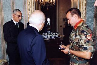 Delegazione di ufficiali, sottufficiali e marinai del Battaglione anfibio "San Marco" di Brindisi, in servizio di guardia d'onore al Palazzo del Quirinale