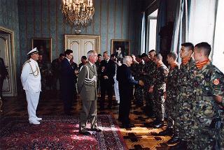 Delegazione di ufficiali, sottufficiali e marinai del Battaglione anfibio "San Marco" di Brindisi, in servizio di guardia d'onore al Palazzo del Quirinale
