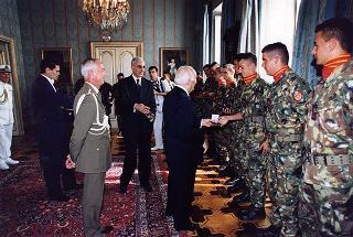 Delegazione di ufficiali, sottufficiali e marinai del Battaglione anfibio "San Marco" di Brindisi, in servizio di guardia d'onore al Palazzo del Quirinale