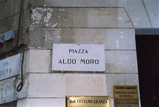 Maglie (Lecce): intervento del Presidente della Repubblica per l'inaugurazione del monumento in ricordo di Aldo Moro, nel ventennale del suo assassinio