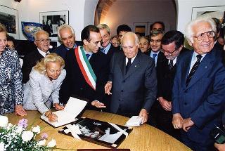 Maglie (Lecce): intervento del Presidente della Repubblica per l'inaugurazione del monumento in ricordo di Aldo Moro, nel ventennale del suo assassinio