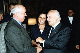 Mikhail Gorbaciov, presidente di Green Cross International, con la prof.ssa Rita Levi Montalcini e l'on. Guido Pollice