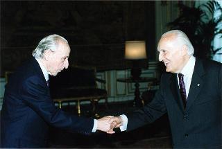 On. avv. Paolo Cavezzali, presidente dell'Associazione degli ex parlamentari della Repubblica, con il nuovo Ufficio di Presidenza del sodalizio