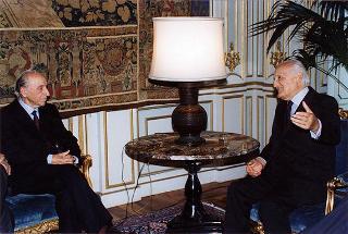 On. avv. Paolo Cavezzali, presidente dell'Associazione degli ex parlamentari della Repubblica, con il nuovo Ufficio di Presidenza del sodalizio