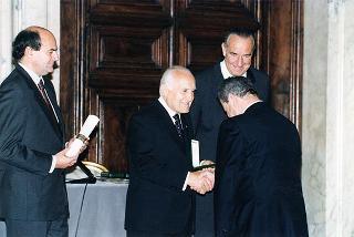 Cerimonia di consegna delle insegne di Cavaliere dell'Ordine &quot;Al Merito del Lavoro&quot; ai cavalieri del Lavoro nominati il 2 giugno 1998