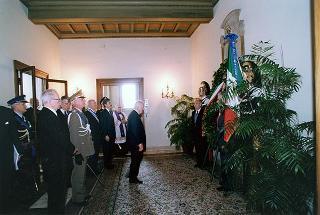 Deposizione di una corona d'alloro sulla lapide dei Caduti del Quirinale
