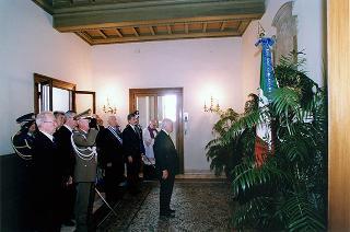 Deposizione di una corona d'alloro sulla lapide dei Caduti del Quirinale