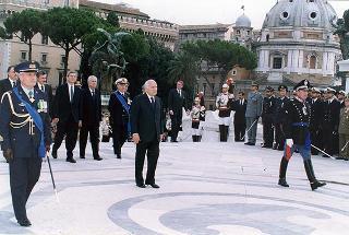 Roma, Altare della Patria: deposizione di una corona d'alloro, da parte del Presidente della Repubblica, in occasione della Giornata dell'Unità Nazionale e delle Forze Armate