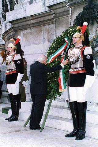 Roma, Altare della Patria: deposizione di una corona d'alloro, da parte del Presidente della Repubblica, in occasione della Giornata dell'Unità Nazionale e delle Forze Armate