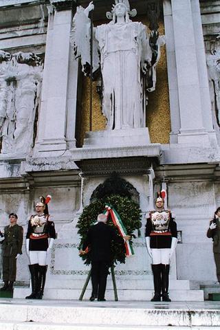 Roma, Altare della Patria: deposizione di una corona d'alloro, da parte del Presidente della Repubblica, in occasione della Giornata dell'Unità Nazionale e delle Forze Armate