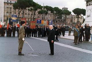 Roma, Altare della Patria: deposizione di una corona d'alloro, da parte del Presidente della Repubblica, in occasione della Giornata dell'Unità Nazionale e delle Forze Armate