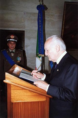 Bari: intervento del Presidente della Repubblica per la deposizione di una corona d'alloro al Sacrario dei Caduti d'Oltremare, in occasione della Giornata dell'Unità Nazionale e delle Forze Armate
