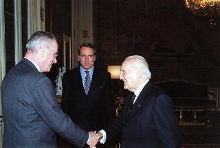 Piergiorgio Coin, presidente della Fondazione della Banca degli occhi del Veneto, con alcuni esponenti del sodalizio