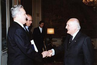 Prof. Mario De Palma, presidente della Federazione italiana contro la tubercolosi e le malattie polmonari sociali, con alcuni esponenti del sodalizio