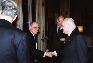 Prof. Mario De Palma, presidente della Federazione italiana contro la tubercolosi e le malattie polmonari sociali, con alcuni esponenti del sodalizio