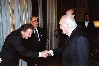 Prof. Mario De Palma, presidente della Federazione italiana contro la tubercolosi e le malattie polmonari sociali, con alcuni esponenti del sodalizio