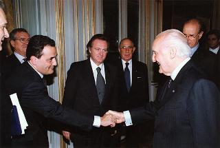 Prof. Mario De Palma, presidente della Federazione italiana contro la tubercolosi e le malattie polmonari sociali, con alcuni esponenti del sodalizio