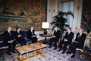 Prof. Mario De Palma, presidente della Federazione italiana contro la tubercolosi e le malattie polmonari sociali, con alcuni esponenti del sodalizio