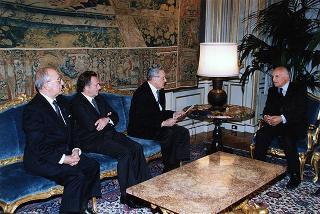 Prof. Mario De Palma, presidente della Federazione italiana contro la tubercolosi e le malattie polmonari sociali, con alcuni esponenti del sodalizio