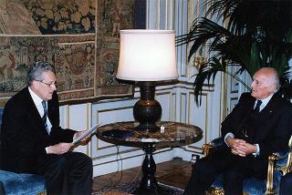 Prof. Mario De Palma, presidente della Federazione italiana contro la tubercolosi e le malattie polmonari sociali, con alcuni esponenti del sodalizio