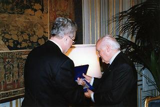 Prof. Mario De Palma, presidente della Federazione italiana contro la tubercolosi e le malattie polmonari sociali, con alcuni esponenti del sodalizio