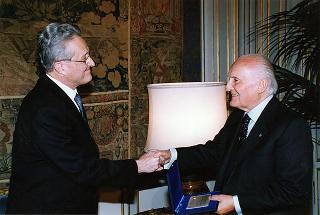 Prof. Mario De Palma, presidente della Federazione italiana contro la tubercolosi e le malattie polmonari sociali, con alcuni esponenti del sodalizio
