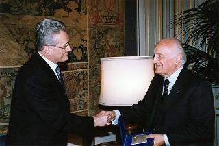 Prof. Mario De Palma, presidente della Federazione italiana contro la tubercolosi e le malattie polmonari sociali, con alcuni esponenti del sodalizio