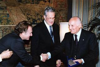 Prof. Mario De Palma, presidente della Federazione italiana contro la tubercolosi e le malattie polmonari sociali, con alcuni esponenti del sodalizio