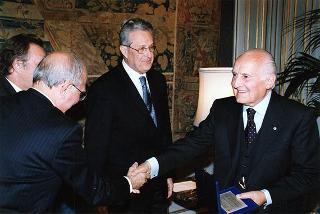 Prof. Mario De Palma, presidente della Federazione italiana contro la tubercolosi e le malattie polmonari sociali, con alcuni esponenti del sodalizio