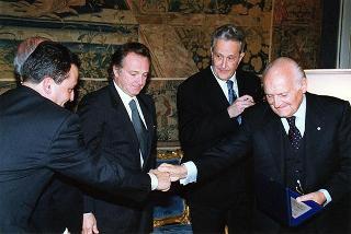 Prof. Mario De Palma, presidente della Federazione italiana contro la tubercolosi e le malattie polmonari sociali, con alcuni esponenti del sodalizio