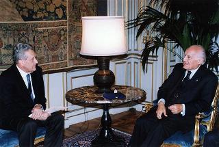 Prof. Mario De Palma, presidente della Federazione italiana contro la tubercolosi e le malattie polmonari sociali, con alcuni esponenti del sodalizio