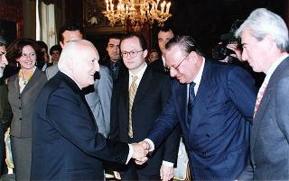 Guido Columba, presidente dell'Unione nazionale cronisti italiani, con i vincitori e gli organizzatori del "Premio Cronista"