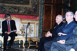 Guido Columba, presidente dell'Unione nazionale cronisti italiani, con i vincitori e gli organizzatori del "Premio Cronista"