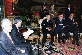 Guido Columba, presidente dell'Unione nazionale cronisti italiani, con i vincitori e gli organizzatori del "Premio Cronista"