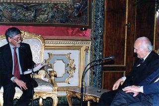 Guido Columba, presidente dell'Unione nazionale cronisti italiani, con i vincitori e gli organizzatori del "Premio Cronista"