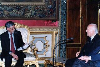 Guido Columba, presidente dell'Unione nazionale cronisti italiani, con i vincitori e gli organizzatori del "Premio Cronista"