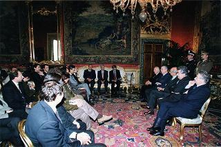 Guido Columba, presidente dell'Unione nazionale cronisti italiani, con i vincitori e gli organizzatori del "Premio Cronista"