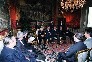 Guido Columba, presidente dell'Unione nazionale cronisti italiani, con i vincitori e gli organizzatori del "Premio Cronista"